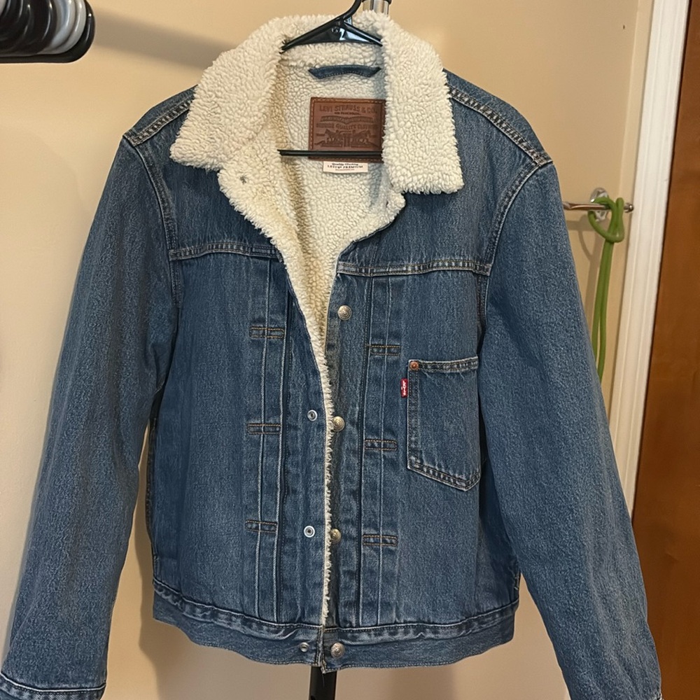 Levi’s men Sherpa lined denim jacket.